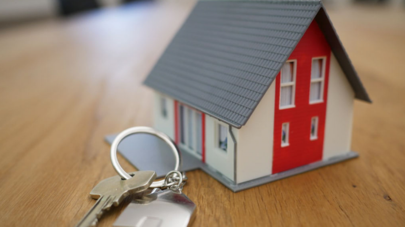 small house figurine with keys